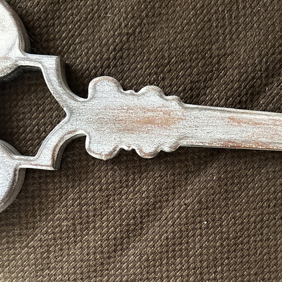 Rustic Brown Wall Key Decor - Picture 3 of 9